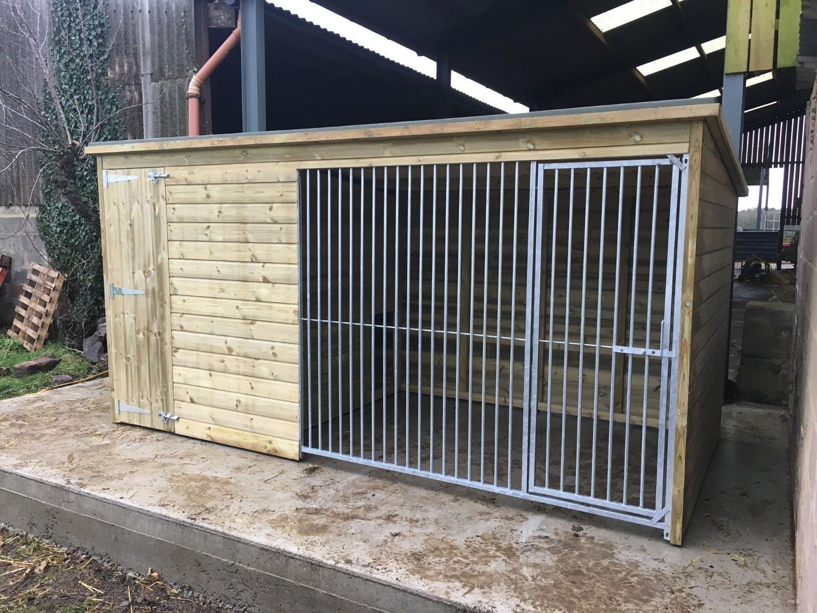 Chesterfield Dog Kennel 8ft (wide) x 5ft (depth) x 5'7ft (high)