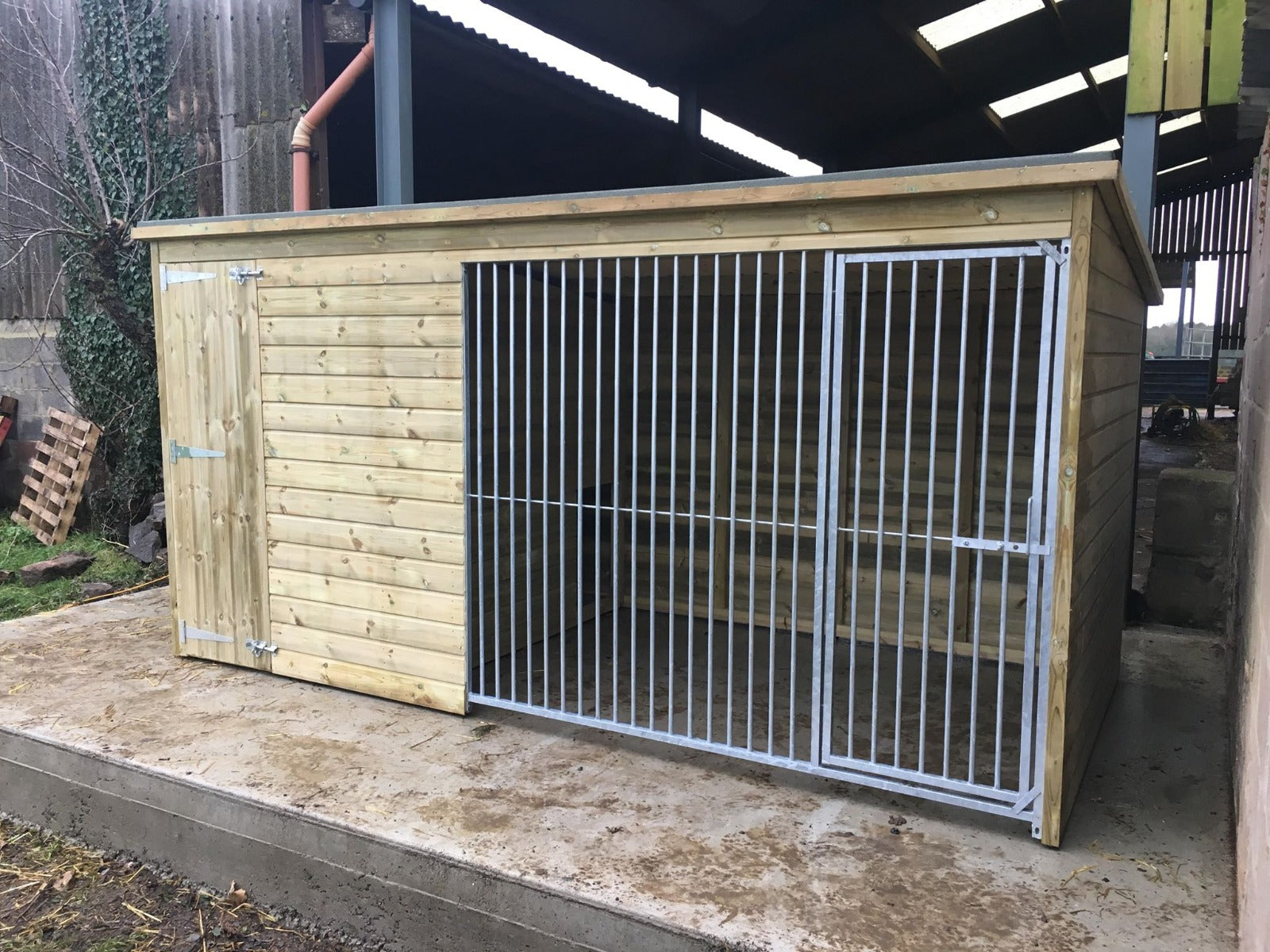Chesterfield Wooden Dog Kennel And Run 14ft (wide) x 6ft (depth) x 5'11ft (high)