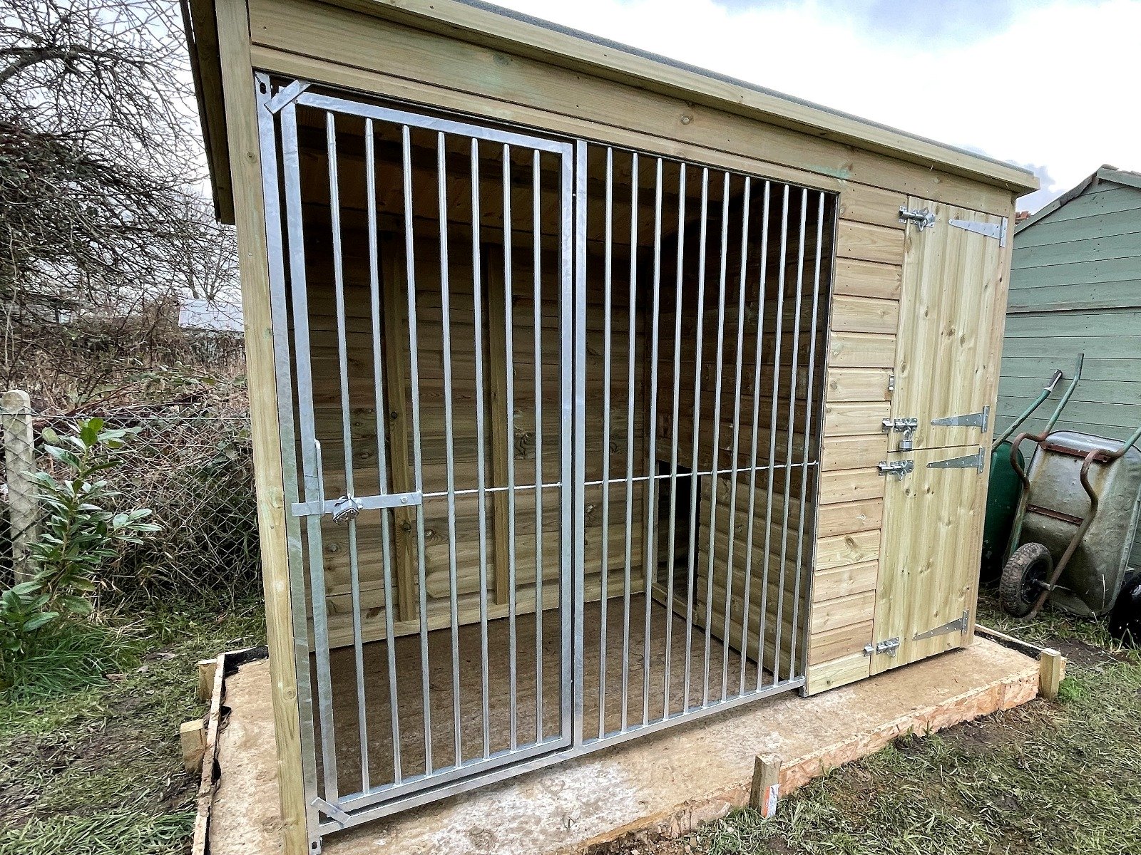 Chesterfield Dog Kennel 14ft (wide) x 5ft (depth) x 5'7ft (high)