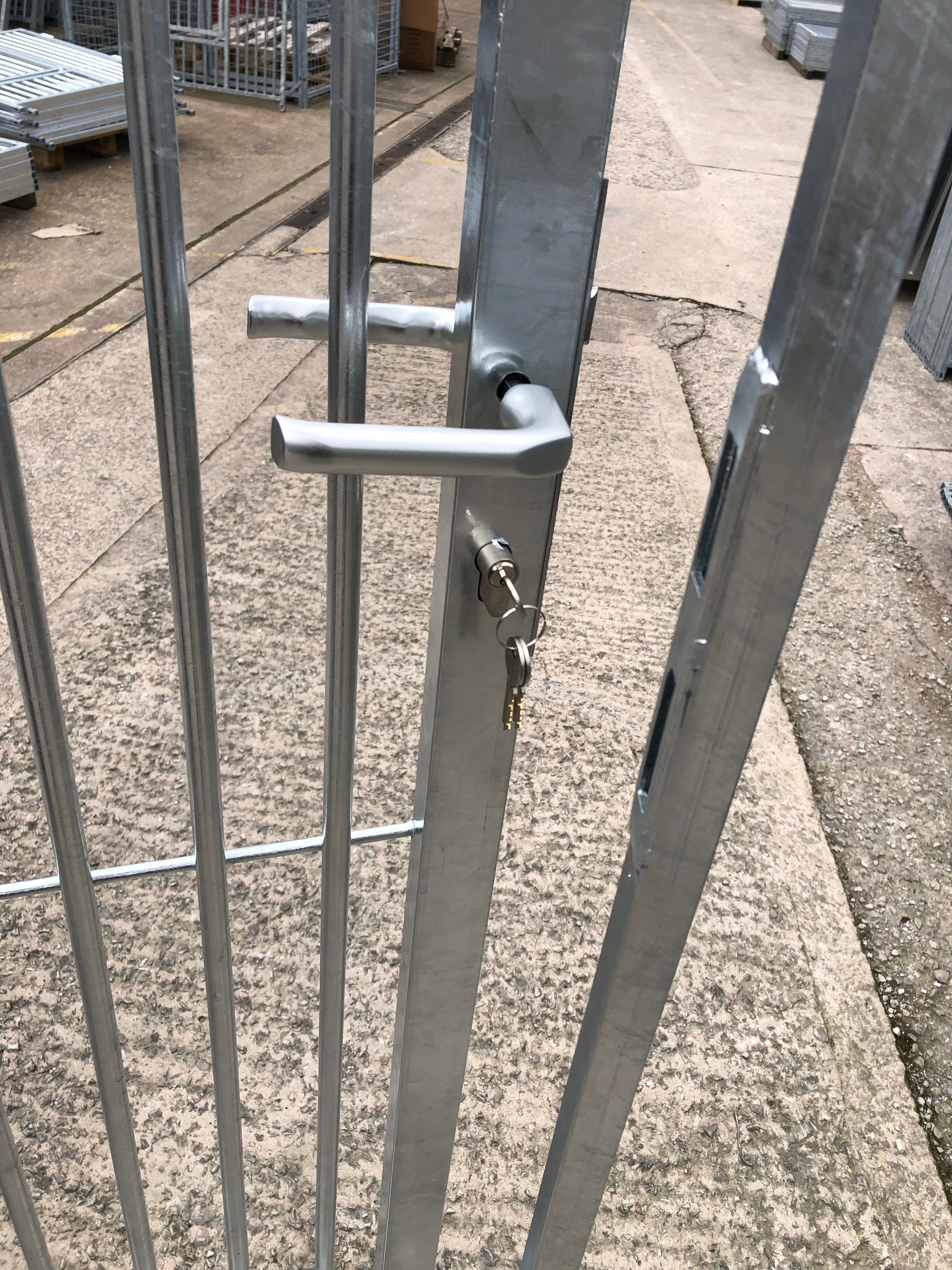 KENNELSTORE galvanised dog run panel 5cm bar door right Mortice