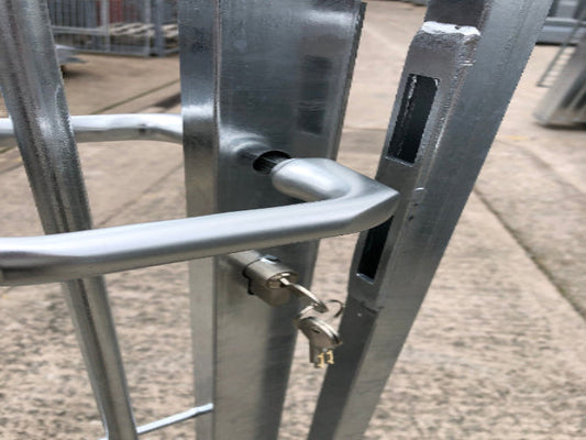 galvanised bar door right dog run panel